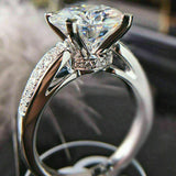 Versión coreana de un anillo de compromiso y propuesta de diamantes con simulación de capullo de flor de cuatro garras de moda de lujo ligero.