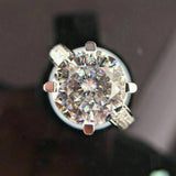 Versión coreana de un anillo de compromiso y propuesta de diamantes con simulación de capullo de flor de cuatro garras de moda de lujo ligero.