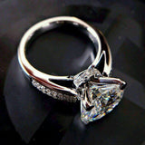Versión coreana de un anillo de compromiso y propuesta de diamantes con simulación de capullo de flor de cuatro garras de moda de lujo ligero.