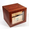 Cave à cigares électronique avec de bonnes étagères en cèdre pur et un contrôle constant de l'humidité pour les boîtes à cigares.